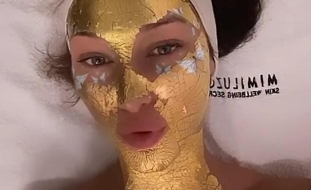 Бела Хадид сложи 24-каратово злато на лицето си