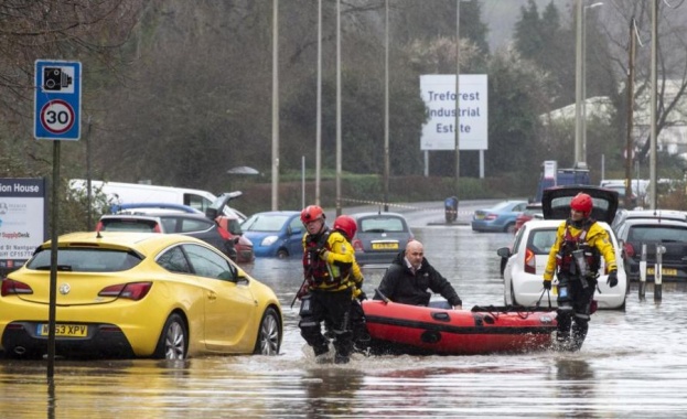 Наводнения и земни свлачища причинени от проливни дъждове отнеха живота