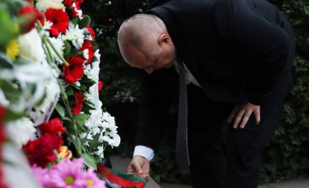 Борисов поднесе цветя пред паметника на Васил Левски