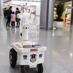 Мобилен робот открива болни в тълпата 