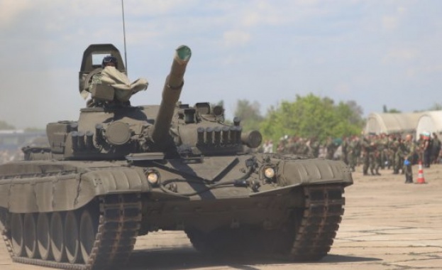 Русия пусна кадри от бойна стрелба на модернизирания танк Т-72 