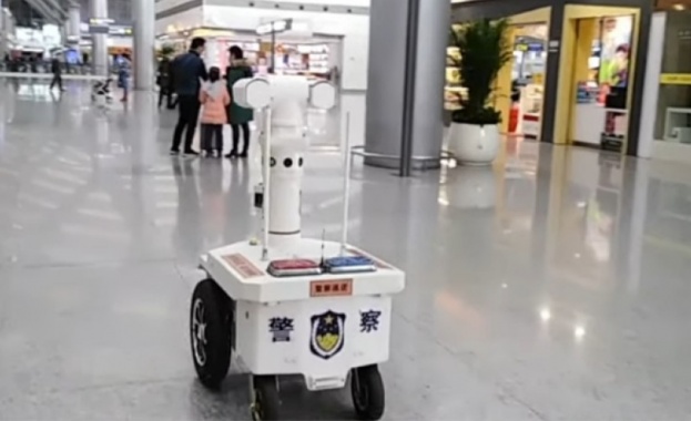 Мобилен робот открива болни в тълпата 