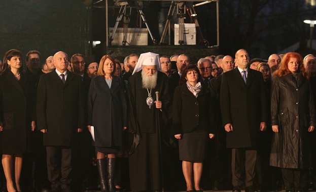 Хората освиркаха Караянчева и Фандъкова пред паметника на Апостола