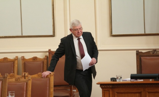 Депутатите коригираха Ананиев: И при карантина се дава болничен 