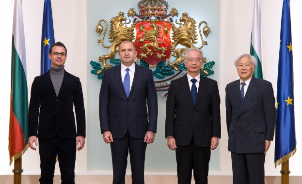 Държавният глава връчи почетен знак на ректора на университета „Тойо“ д-р Макио Такемура