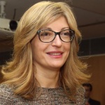Захариева: Обсъждаме поетапно разхлабване на мерките за преминаването в съседни държави