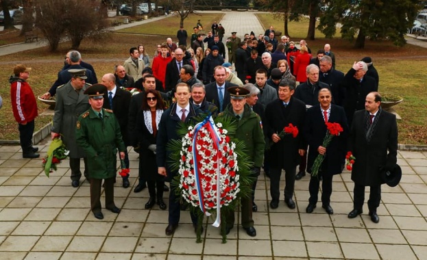 Представителите на руското посолство и диаспората в цялата страна положиха венци и цветя в памет на Деня на защитниците на Отечеството