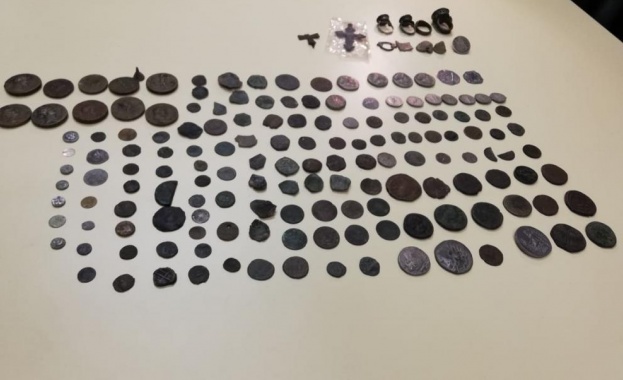 Иззеха голямо количество римски и тракийски монети съобщиха от полицията