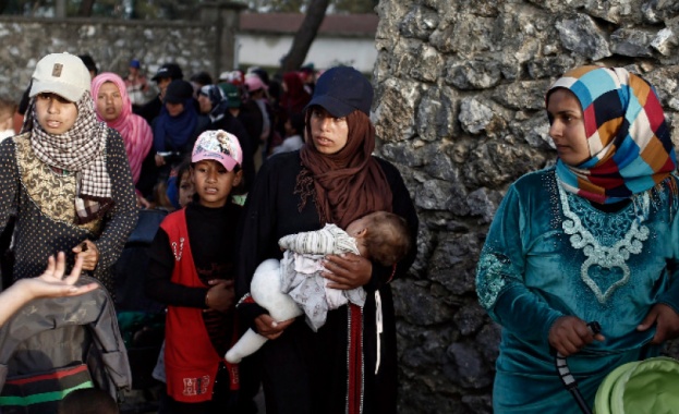 Стотици мигранти поеха днес през Северозападна Турция към границите на