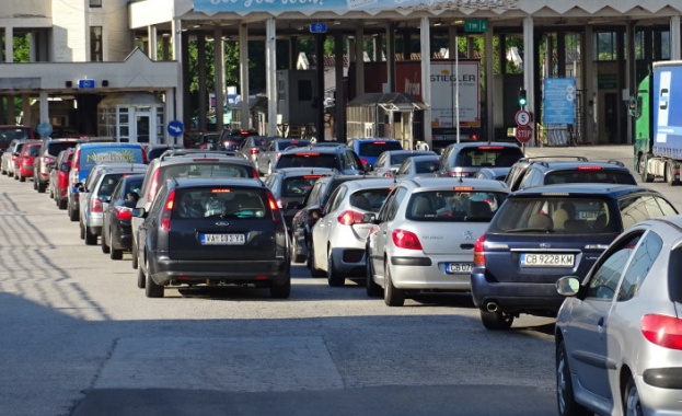 Километрични опашки се извиха на ГКПП Кулата съобщава Нова телевизия