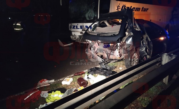 Автобус прегази мъж и жена докато оглеждали щетите по колите