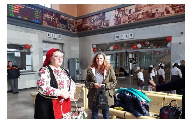 Баба Марта посрещна с мартеници пристигащите и заминаващите пътници в