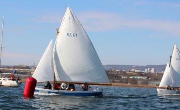 Ветроходният сезон стартира със 64 тата регата 3 март която е