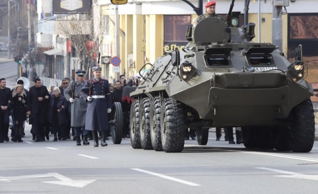 Траурна процесия в знак на почит към началника на отбраната