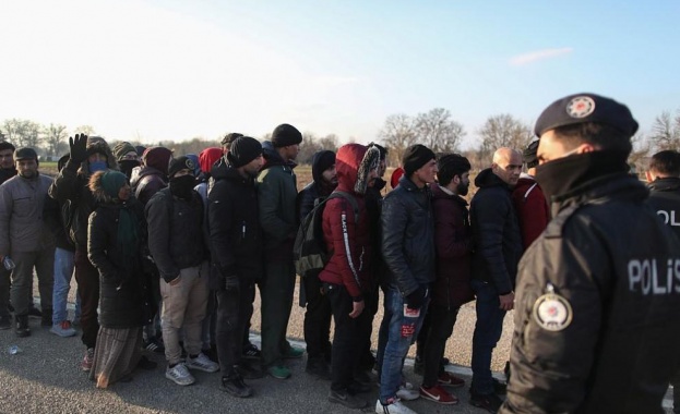 „Дейли мейл“: Близо 30 000 мигранти заплашват границите на Гърция и България
