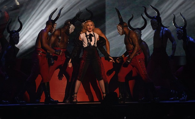 Мадона изплаши феновете си като падна на сцената по време
