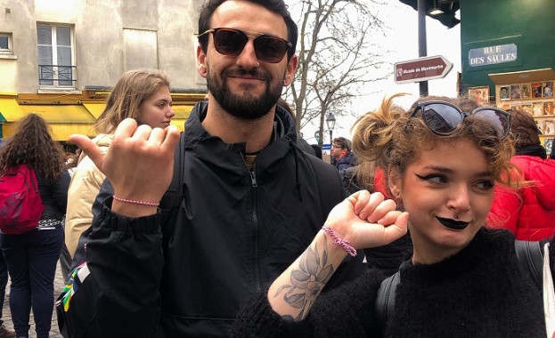 Доброволци закичиха парижани и туристи с гривни в червено и