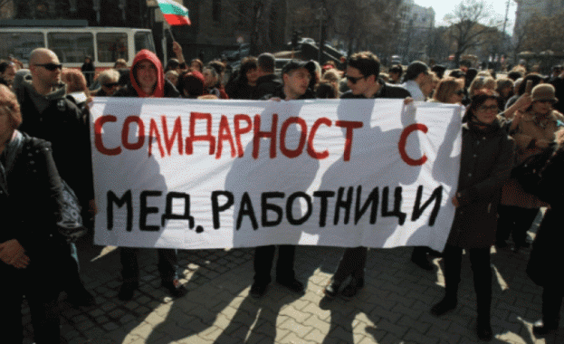 Медицински специалисти подновяват протестите които започнаха преди година на днешната