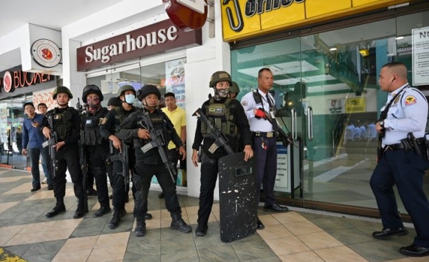 В столицата на Филипините Манила въоръжен мъж взе около 30