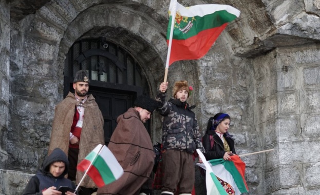 Още от изгрев слънце българи започнаха да изкачват връх Шипка