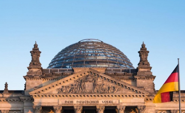 Струпалите се на границата между Турция и Гърция бежанци и