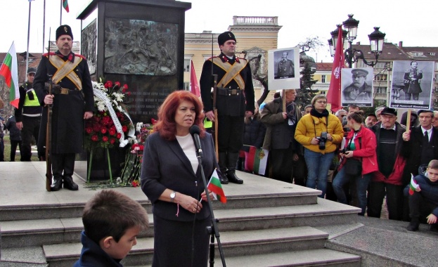 Само заедно рамо до рамо както бяха героите ни на