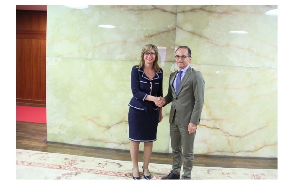 Вицепремиерът и министър на външните работи Екатерина Захариева се срещна