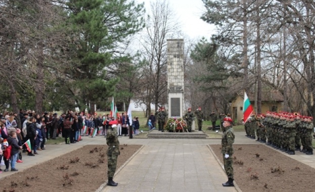 Началото на празника бе даден с издигане на българския трибагреник