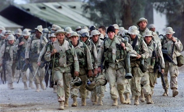 Най малко 20 афганистански войници и полицаи бяха убити при атаки