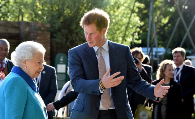 Кралица Елизабет II проведе четиричасова среща с принц Хари, за