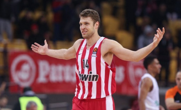 Баскетболният национал Александър Везенков изигра поредния силен мач за клубния