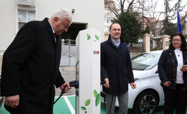 EVN откри 3 зарядни станции за електромобили в Пловдив