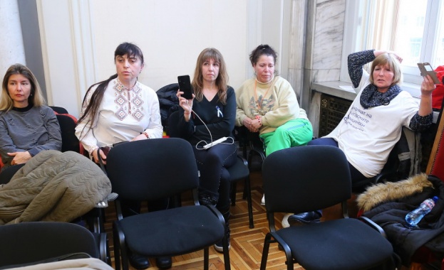 Петте медицински сестри които по рано се барикадираха в бившия партиен