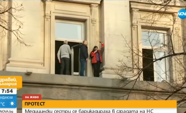 КРОСС Пет медицински сестри останаха цяла нощ в сградата на