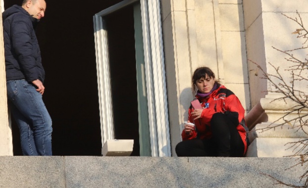 КРОСС Пет медицински сестри останаха цяла нощ в сградата на