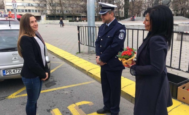 По нестандартен начин полицията в Пловдив честити на дамите шофьори