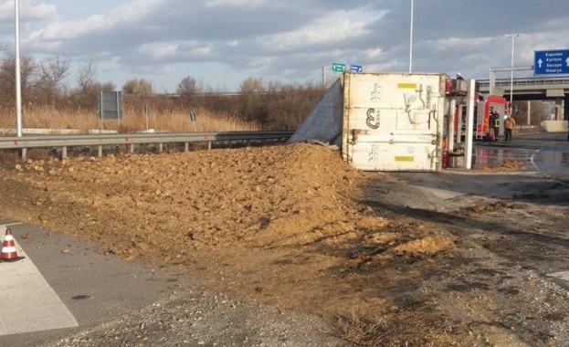 Тежкотоварен камион се обърна тази сутрин в Пловдив Инцидентът е