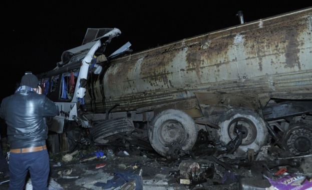Поне 32 жертви на сблъсък между цистерна, автобуси и коли в Сирия