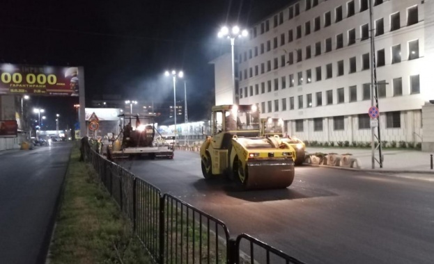 Разтопен асфалт полепна по гумите на автомобили в София