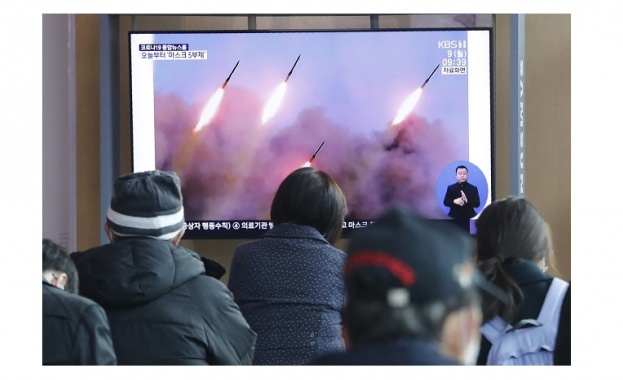 Северна Корея е изстреляла три неидентифицирани снаряда от източния си