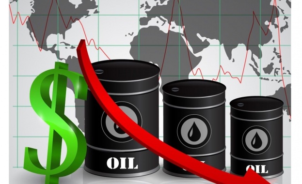 Петролът поевтиня заради влошените перспективи за търсенето, но се насочва към седмична печалба