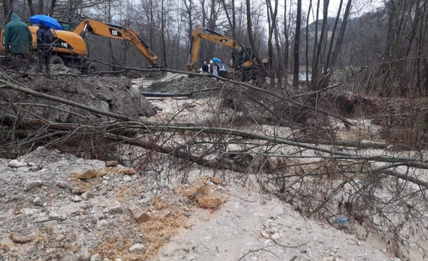 Придошла заради поройния дъжд река отнесе временния мост свързващ Мелник