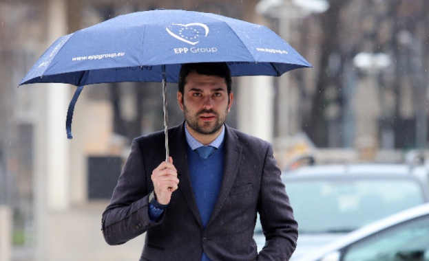 На извънредно заседание вчера парламентът изслуша премиера военния и външния