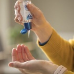 Производители на джин от Лондон правят дезинфектант за ръце за полицаите