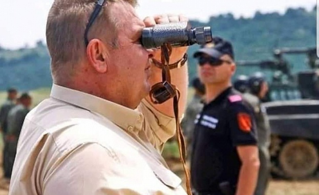 След супер снимките на Красимир Каракачанов със синя каска и