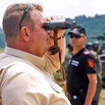 Каракачанов наблюдава мигранти от грешната страна на бинокъла