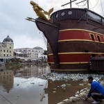 Скопие маха “корабите” на Груевски от р. Вардар