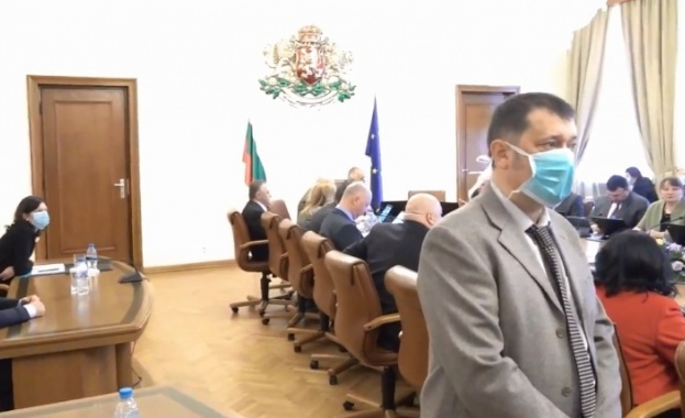 Хигиенистките чистят трескаво по коридорите мерят температурата на репортерите дават