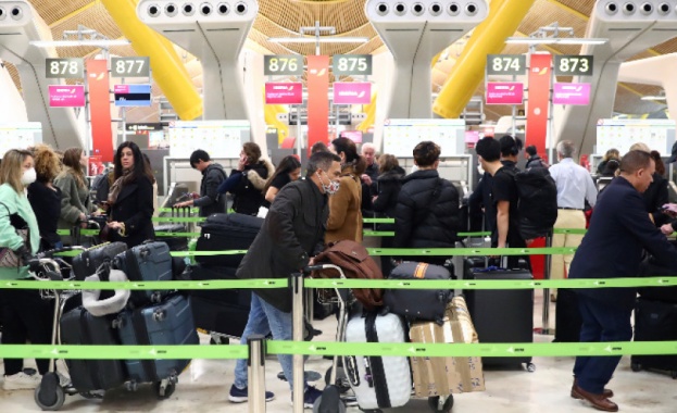 Стресирани американци трескаво се струпаха днес на европейски летища за