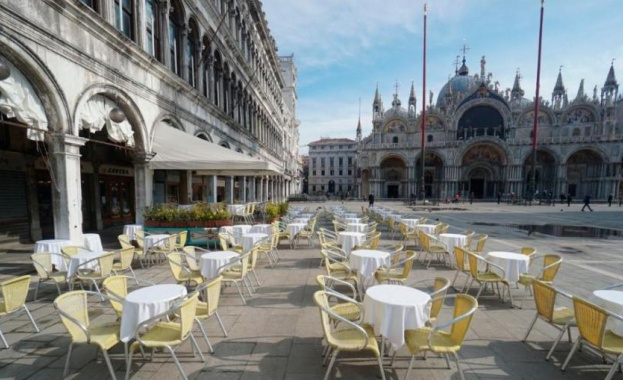 Италианският премиер Джузепе Конте че всички търговски обекти в Италия